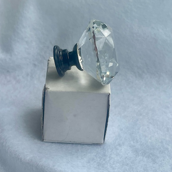 Crystal and Black Bezeled Drawer Knobs set of 10 with Hardware. - Picture 3 of 8